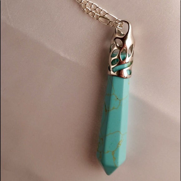 Turquoise and silver pointy pendant in a chain. - Picture 7 of 8